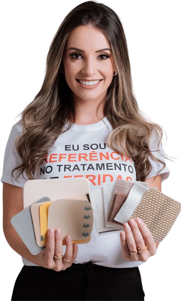 Dra. Bianca Assis segurando dez tipos de cobertura usadas no tratamento de feridas